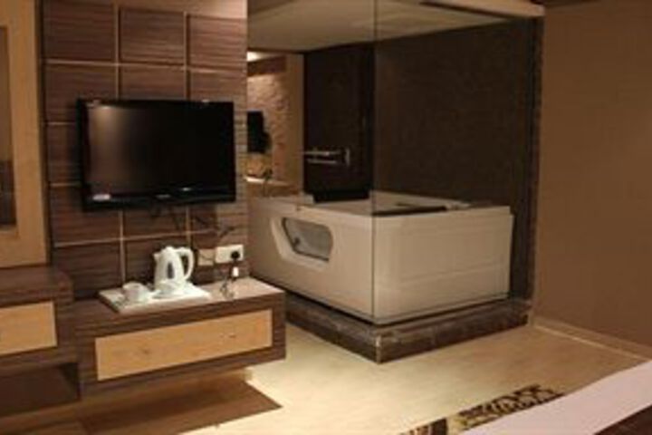 Room 6 of 33