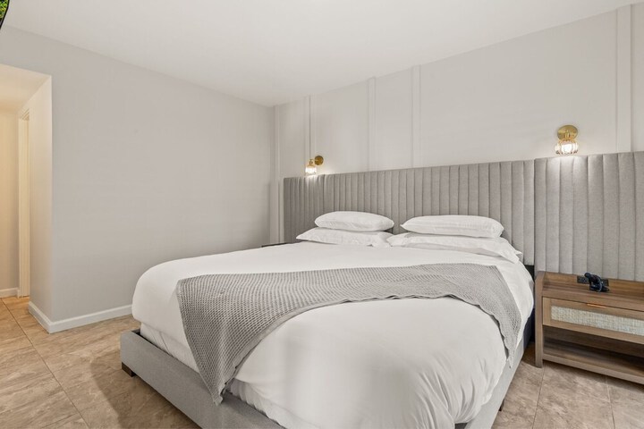 Room 10 of 77