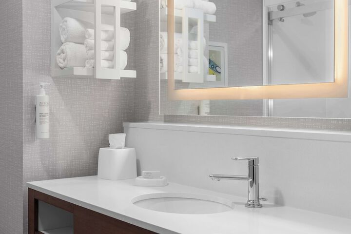 2 Queen Beds Mobility Hearing Accessible Tub (8 of 10)