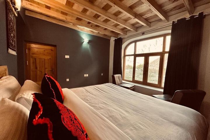 Room 4 of 12