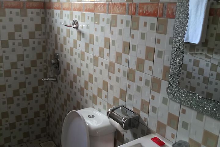 Room 5 of 10