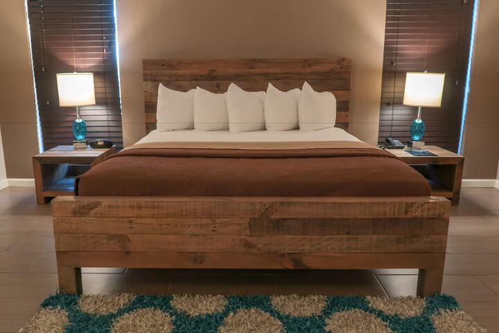 Deluxe King Bed (11 of 26)