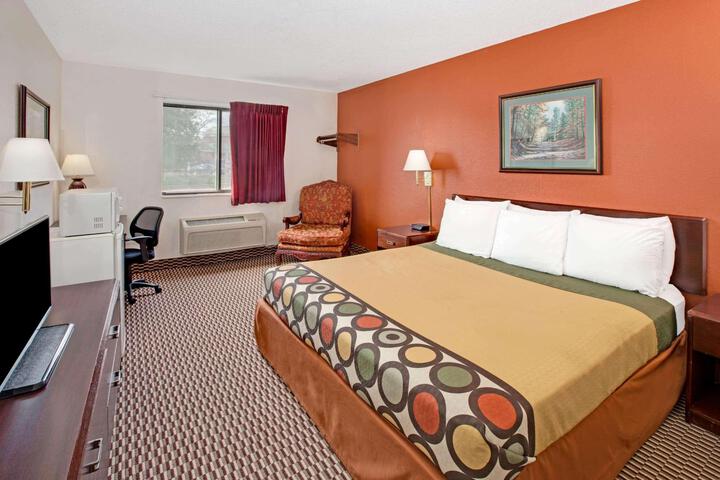 1 Queen Bed (12 of 18)