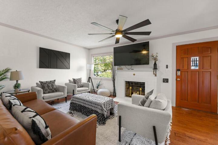 Timeless Historic Home near Downtown with HOT TUB in Vancouver, WA