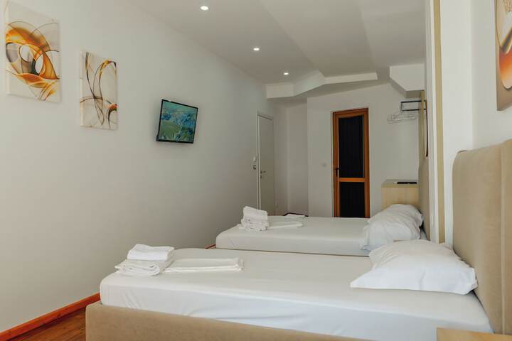 Room 13 of 98