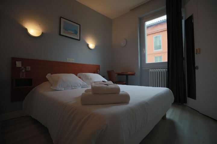 Room 9 of 16
