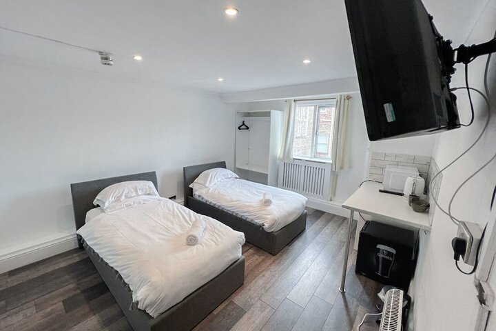 Room 8 of 18