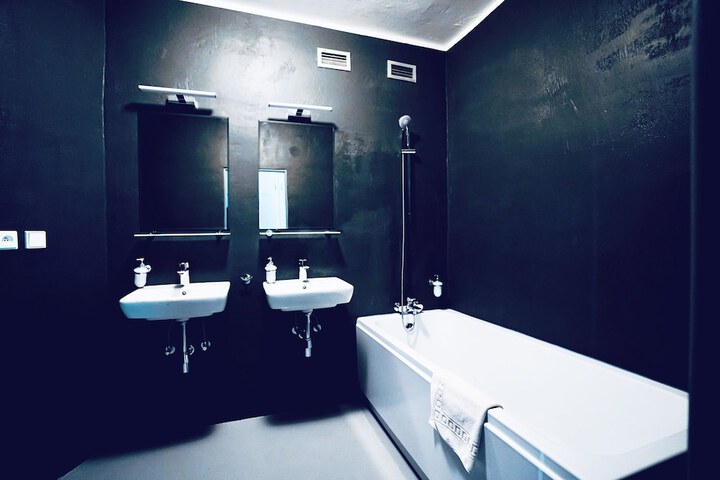 Room 13 of 32