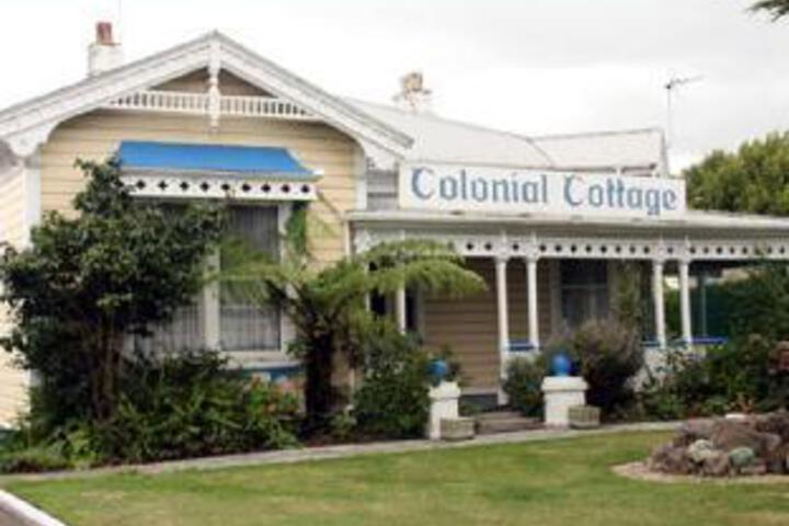 Colonial Cottage Motel
