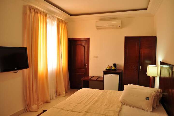 Room 6 of 18