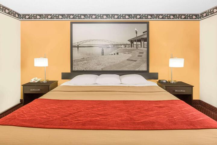 Deluxe 1 Queen Bed (3 of 6)