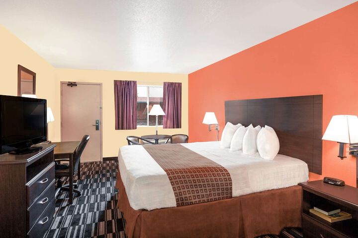 Standard | King Bed (3 of 5)