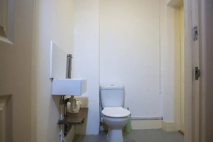 Room 7 of 16