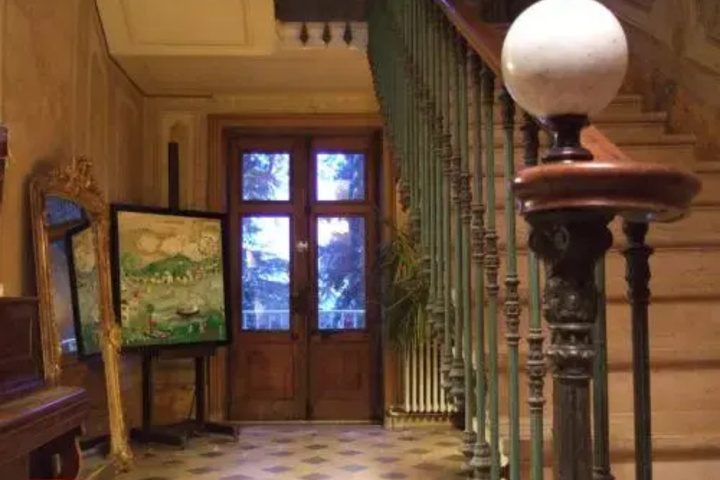 Room 8 of 12