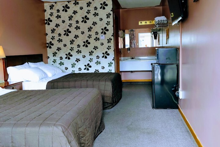 Deluxe Room 1 Queen Bed Courtyard View (6 of 19)