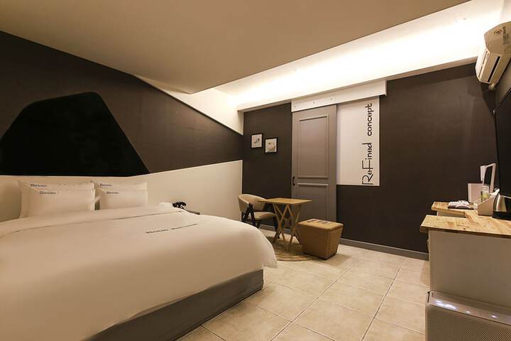 Room 8 of 8
