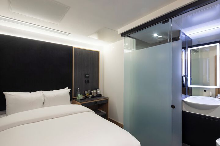 Room 28 of 43