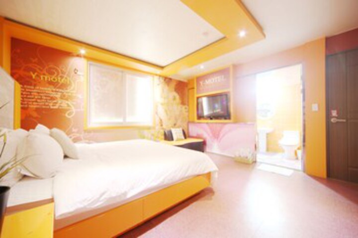 Room 8 of 9