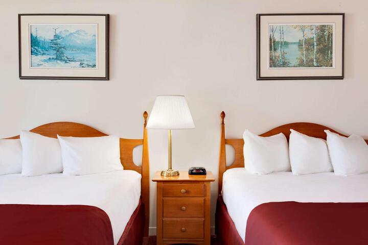 2 Queen Beds (7 of 18)