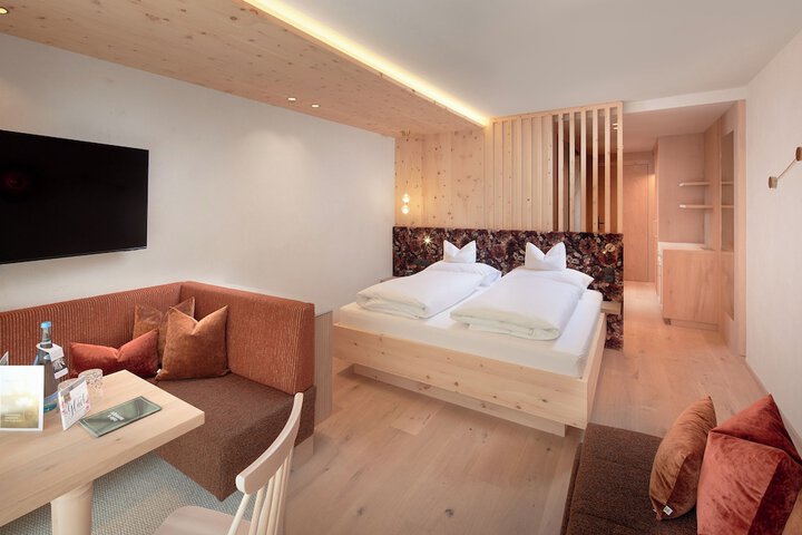 Room 42 of 204