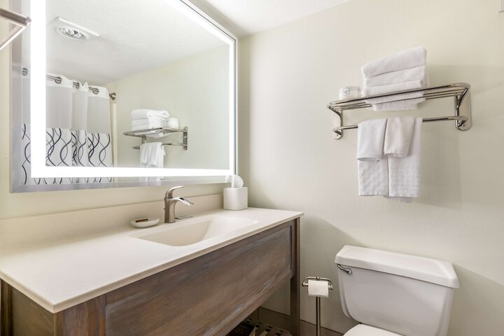 1 King Bed Refridgerator High Speed Internet Coffee Maker, Hair Full Breakfast (5 of 23)