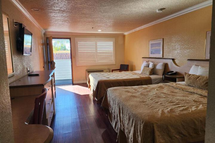 1 Queen Bed (4 of 14)