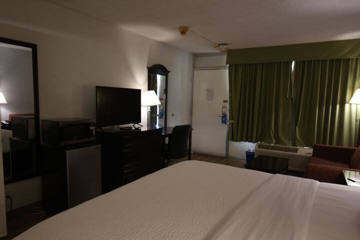 1 King Bed (13 of 30)