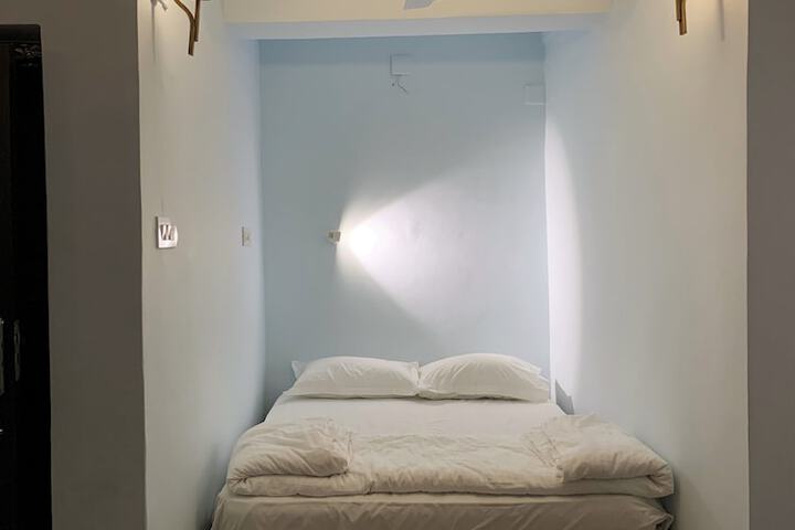 Room 13 of 36