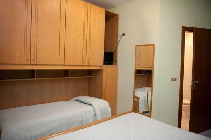 Room 4 of 37