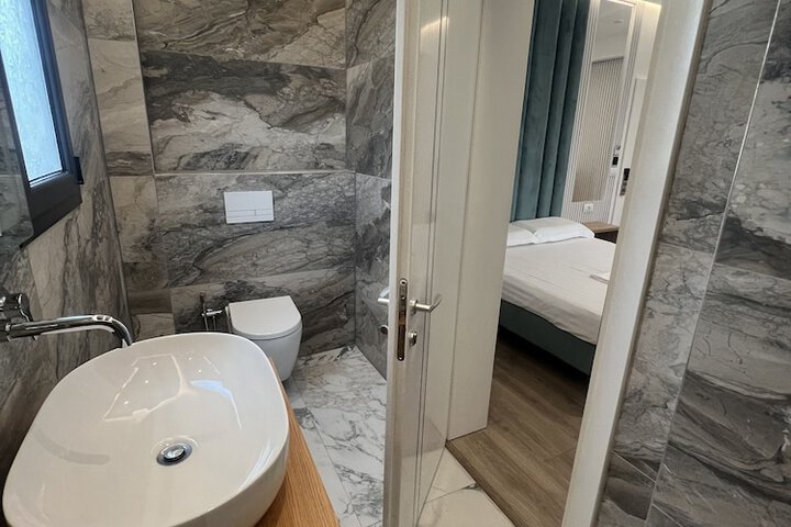 Room 102 of 191