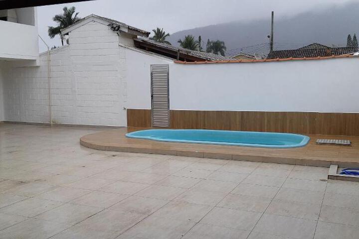 Maranduba Chalé Marbela 6-F — 2 Quartos Churrasqueira, Piscina, 3 Quadras do Mar