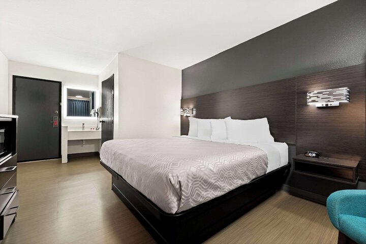 Room 8 of 34