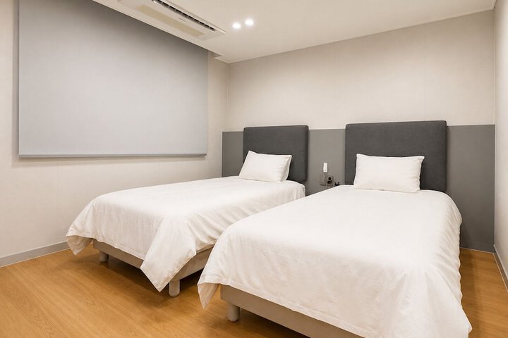 Room 32 of 79