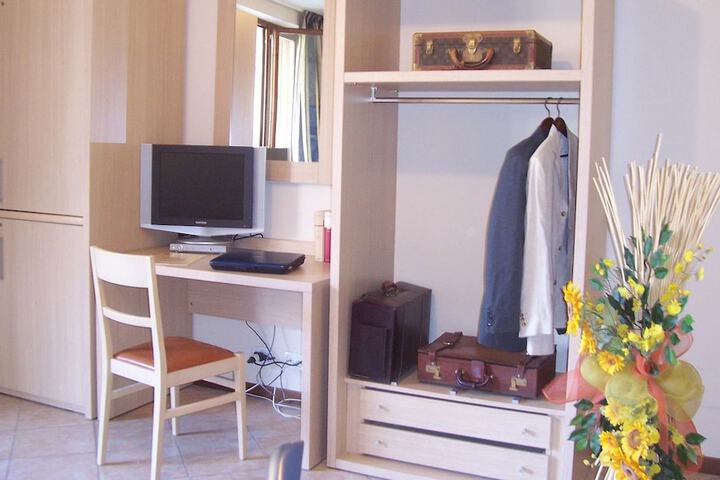 Room 10 of 14