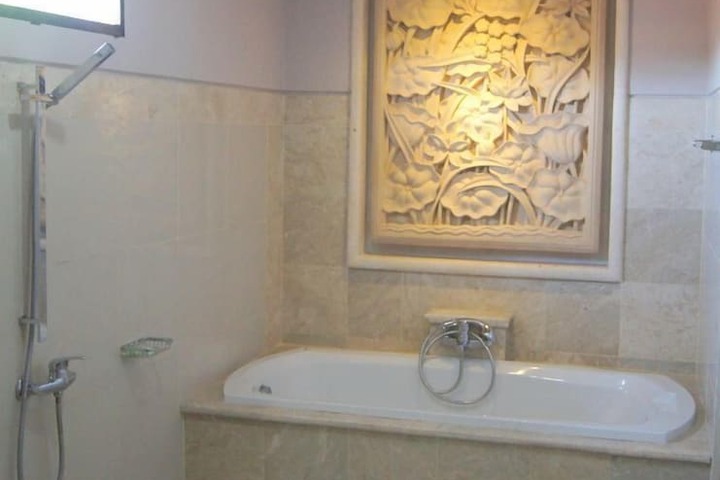 Deep soaking bathtub
