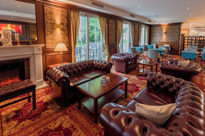 Lounge 43 of 62