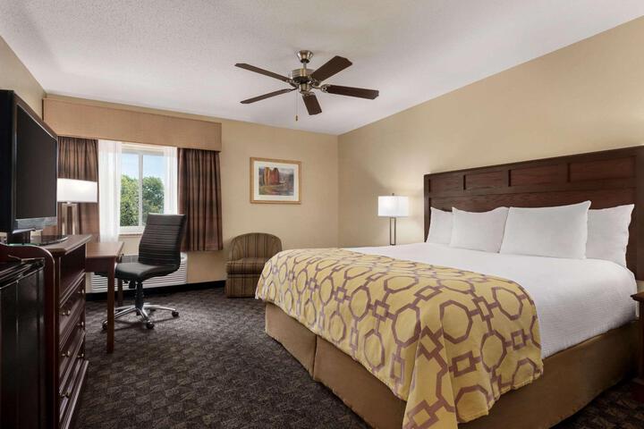 1 Queen Bed Accessible Room (4 of 14)