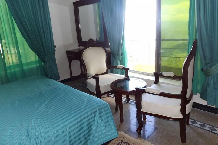 Room 6 of 11