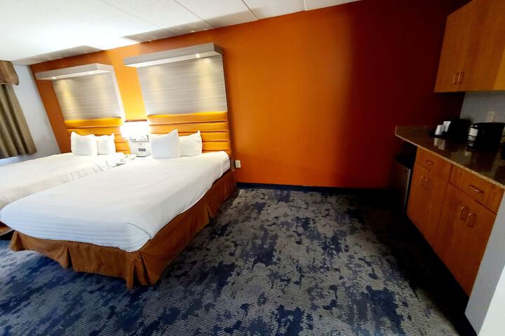 2 Queen Beds (10 of 31)