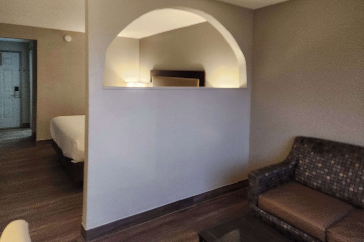 Room 8 of 12