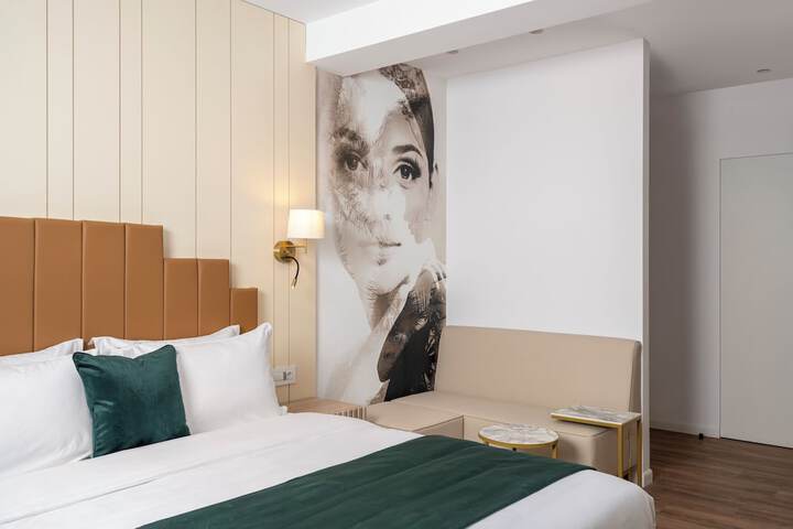 Room 6 of 30