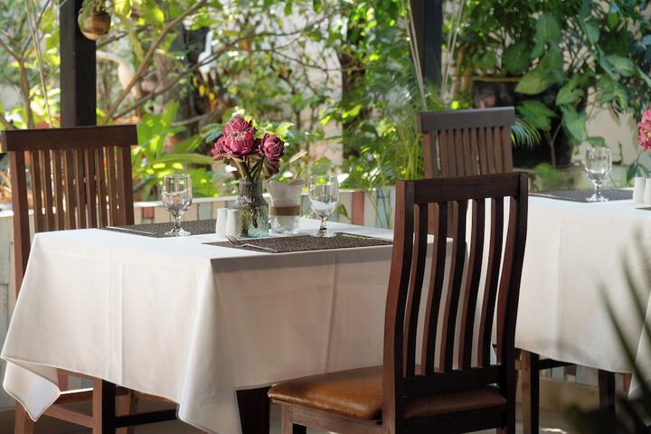 Dining 40 of 52