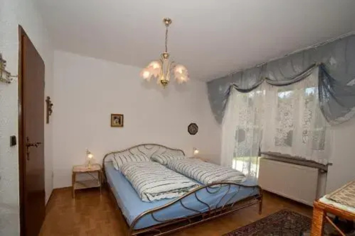 Room 2 of 10