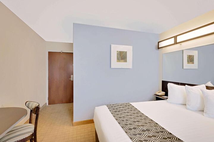 1 Queen Bed (11 of 17)