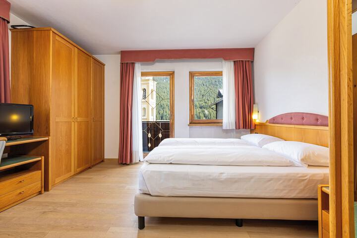 Room 4 of 110