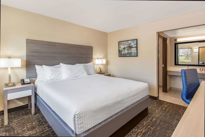 1 King Bed (8 of 8)
