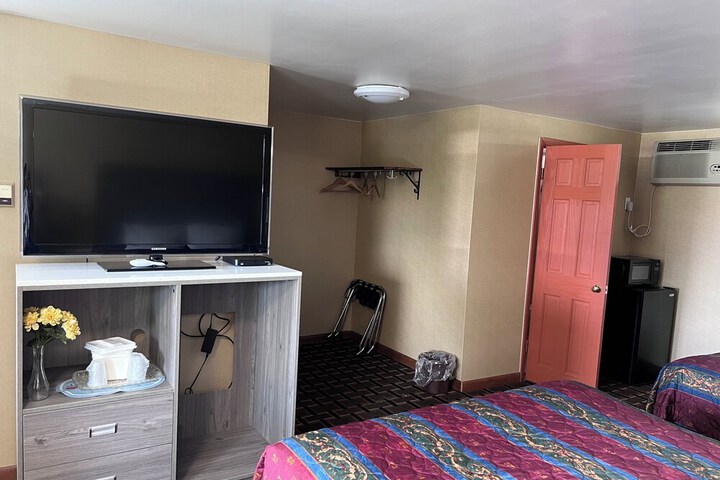 1 Queen Bed (3 of 18)