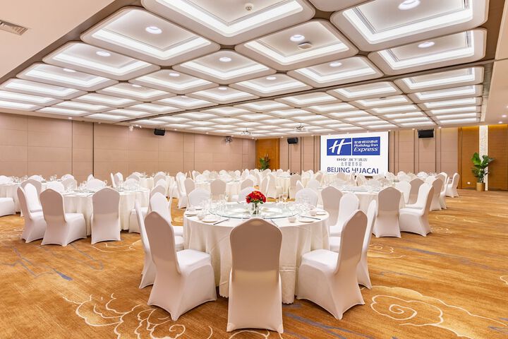 Ballroom/Hall 27 of 42