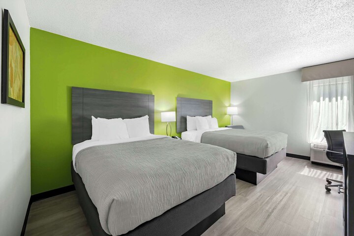 2 Queen Beds (1 of 11)