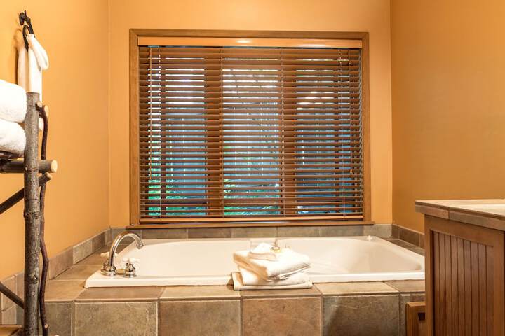 Jetted tub